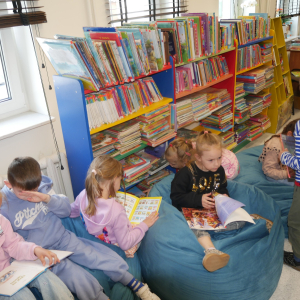 Bajkowe spotkanie z przedszkolakami w bibliotece