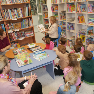 Bajkowe spotkanie z przedszkolakami w bibliotece