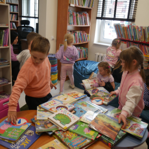 Bajkowe spotkanie z przedszkolakami w bibliotece