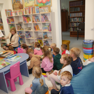 Bajkowe spotkanie z przedszkolakami w bibliotece