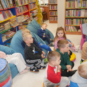 Bajkowe spotkanie z przedszkolakami w bibliotece