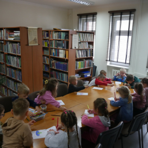 Bajkowe spotkanie z przedszkolakami w bibliotece