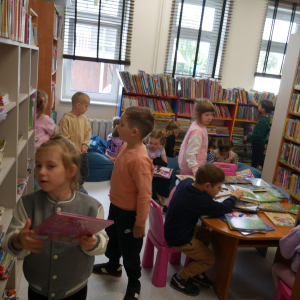 Bajkowe spotkanie z przedszkolakami w bibliotece