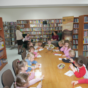 Bajkowe spotkanie z przedszkolakami w bibliotece