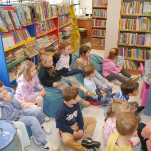 Bajkowe spotkanie z przedszkolakami w bibliotece