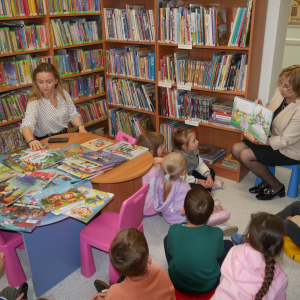 Bajkowe spotkanie z przedszkolakami w bibliotece