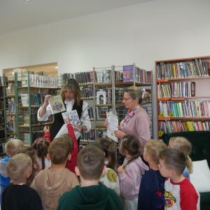 Bajkowe spotkanie z przedszkolakami w bibliotece