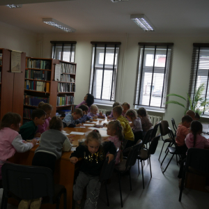 Bajkowe spotkanie z przedszkolakami w bibliotece