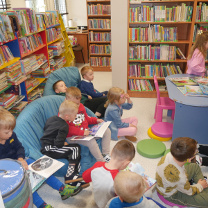 Bajkowe spotkanie z przedszkolakami w bibliotece