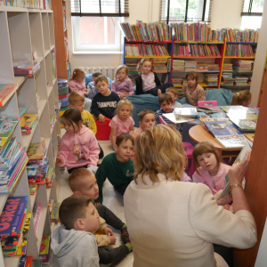 Bajkowe spotkanie z przedszkolakami w bibliotece