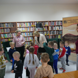 Bajkowe spotkanie z przedszkolakami w bibliotece