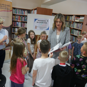 Uroczyste Pasowanie na Czytelników uczniów klas I ze Szkoły Podstawowej nr 2 im. Fryderyka Chopina w Małkini Górnej