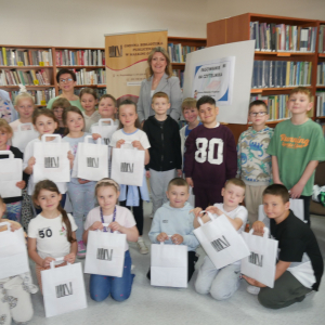 Uroczyste Pasowanie na Czytelników uczniów klas I ze Szkoły Podstawowej nr 2 im. Fryderyka Chopina w Małkini Górnej