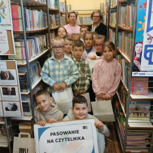Pasowanie na Czytelników uczniów klasy I Szkoły Podstawowej im. Jana Pawła II w Prostyni