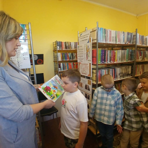 Pasowanie na Czytelników uczniów klasy I Szkoły Podstawowej im. Jana Pawła II w Prostyni