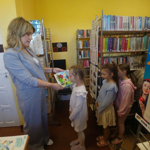 Pasowanie na Czytelników uczniów klasy I Szkoły Podstawowej im. Jana Pawła II w Prostyni