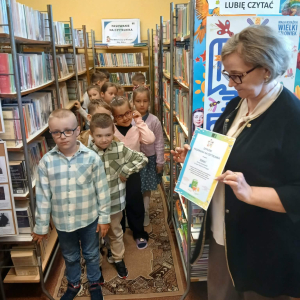 Pasowanie na Czytelników uczniów klasy I Szkoły Podstawowej im. Jana Pawła II w Prostyni