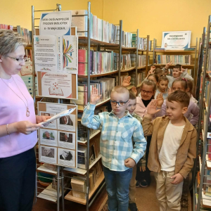 Pasowanie na Czytelników uczniów klasy I Szkoły Podstawowej im. Jana Pawła II w Prostyni