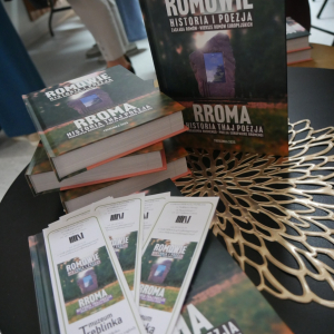 Wyjątkowe spotkanie poświęcone promocji książki pt. "ROMOWIE. Historia i poezja. Zagłada Romów - Wiersze Romów Europejskich" autorstwa Stanisława Stankiewicza.