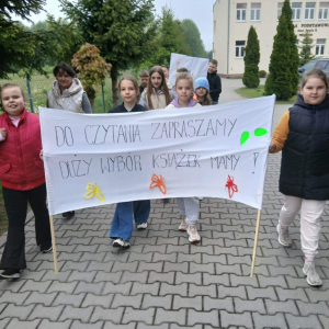 Marsz Czytelniczy, przygotowany we współpracy z biblioteką szkolną oraz Klubem Senior+ w Prostyni.