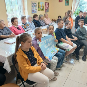 Marsz Czytelniczy, przygotowany we współpracy z biblioteką szkolną oraz Klubem Senior+ w Prostyni.
