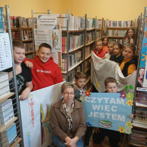 Marsz Czytelniczy przygotowany we współpracy z biblioteką szkolną oraz Klubem Senior+ w Prostyni.