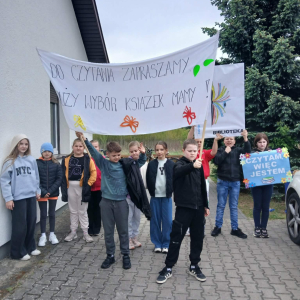 Marsz Czytelniczy, przygotowany we współpracy z biblioteką szkolną oraz Klubem Senior+ w Prostyni.