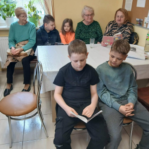 Marsz Czytelniczy, przygotowany we współpracy z biblioteką szkolną oraz Klubem Senior+ w Prostyni.