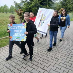 Marsz Czytelniczy, przygotowany we współpracy z biblioteką szkolną oraz Klubem Senior+ w Prostyni.