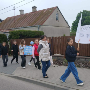 Marsz Czytelniczy, przygotowany we współpracy z biblioteką szkolną oraz Klubem Senior+ w Prostyni.