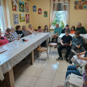 Marsz Czytelniczy, przygotowany we współpracy z biblioteką szkolną oraz Klubem Senior+ w Prostyni.