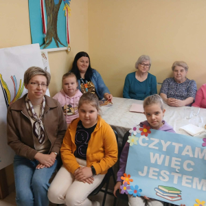 Marsz Czytelniczy, przygotowany we współpracy z biblioteką szkolną oraz Klubem Senior+ w Prostyni.