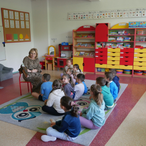 Głośne czytanie przedszkolakom z grupy Jeżyki i Żabki