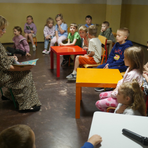 Głośne czytanie przedszkolakom z grupy Jeżyki i Żabki