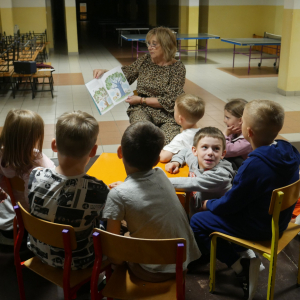 Głośne czytanie przedszkolakom z grupy Jeżyki i Żabki