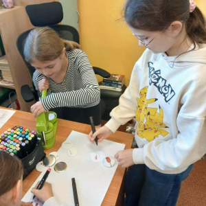 Dziewczynki robią przypinki dla mam