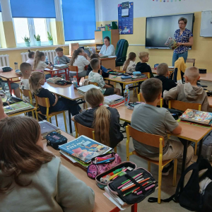 Czytanie uczniom w Szkole Podstawowej w Prostyni