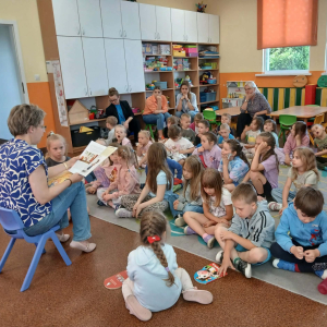 Czytanie przedszkolakom w Szkole Podstawowej w Prostyni