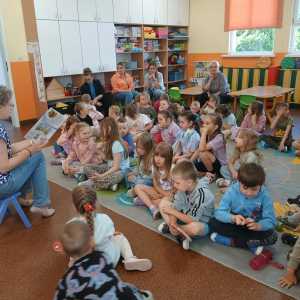 Czytanie przedszkolakom w Szkole Podstawowej w Prostyni