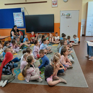 Czytanie przedszkolakom w Szkole Podstawowej w Prostyni