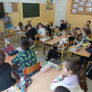 Czytanie uczniom w Szkole Podstawowej w Prostyni