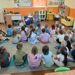 Czytanie przedszkolakom w Szkole Podstawowej w Prostyni
