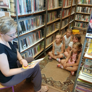 Przedszkolaki z prostyńskiego przedszkola z wizytą w bibliotece