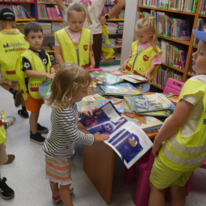 Najmłodsze Przedszkolaki z wizytą w bibliotece