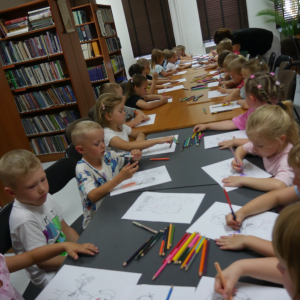 Wakacyjne spotkanie w bibliotece z przedszkolakami 