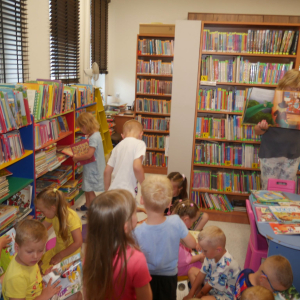 Wakacyjne spotkanie w bibliotece z przedszkolakami 