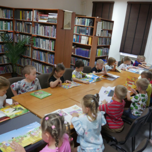 Wakacyjne spotkanie w bibliotece z przedszkolakami 