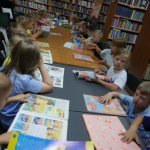 Wakacyjne spotkanie w bibliotece z przedszkolakami 