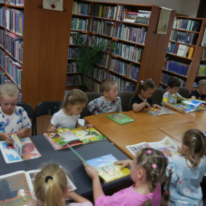 Wakacyjne spotkanie w bibliotece z przedszkolakami 