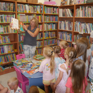 Wakacyjne spotkanie w bibliotece z przedszkolakami 